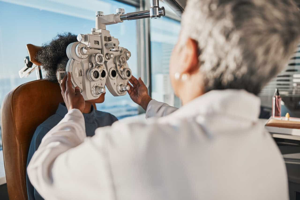 woman visiting an eye doctory