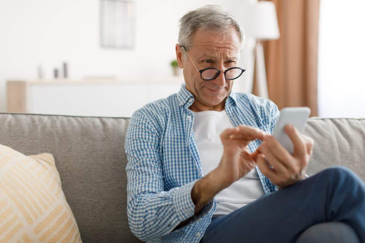 man with we age-related macular degeneration