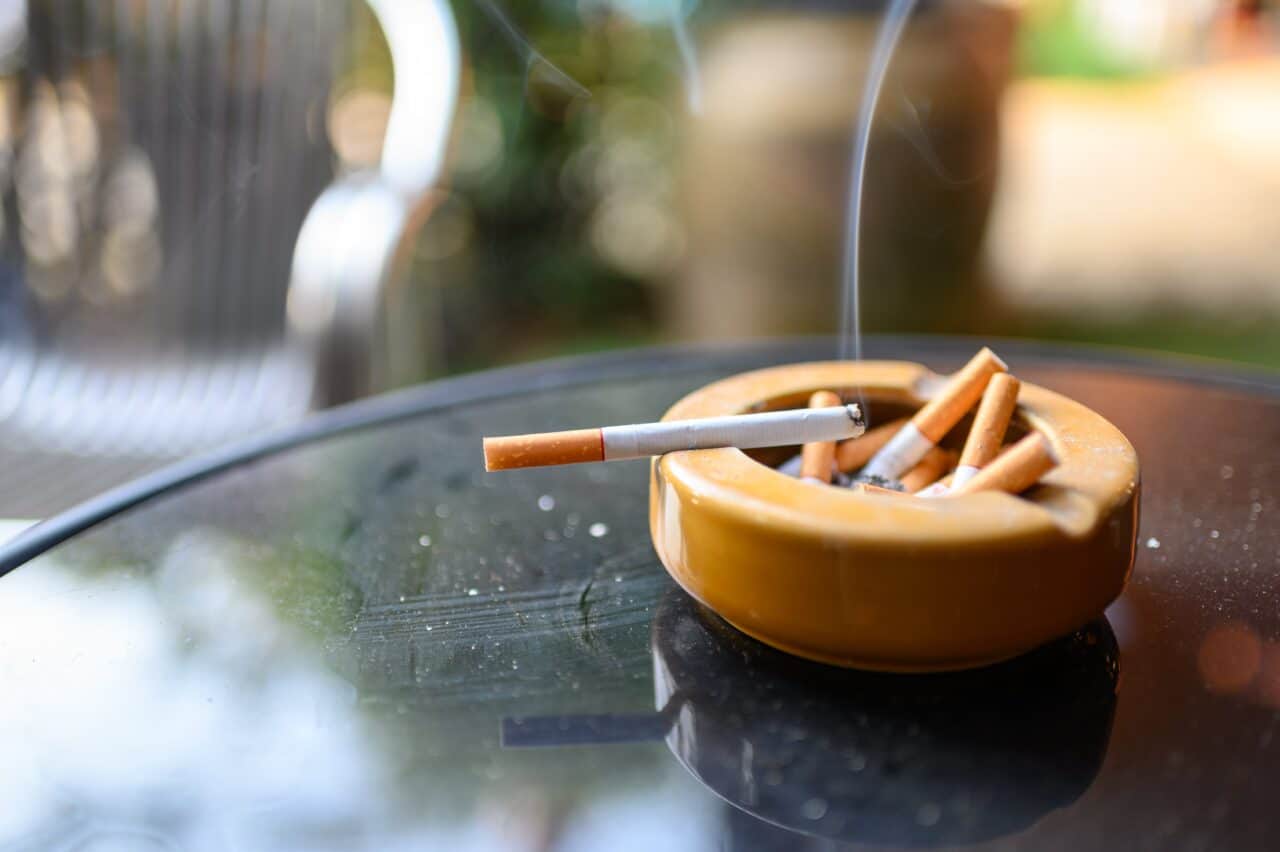 how smoking can harm your eyes